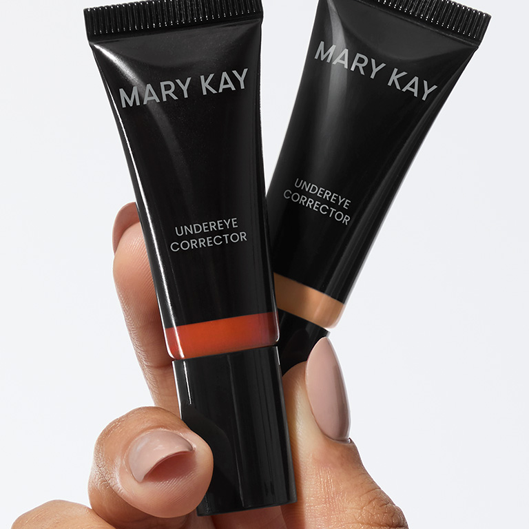Mano sosteniendo ambos tonos del Corrector Undereye Mary Kay&reg;.